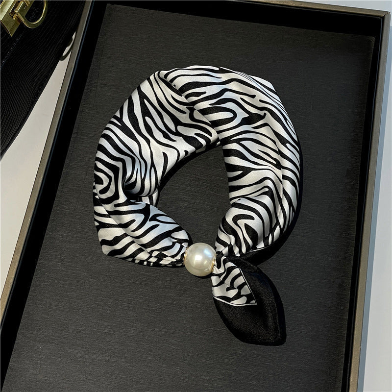 🧣 Halsband med magnetlås och mönstrad scarf: Elegant 2-i-1-scarf med tryck! ✨