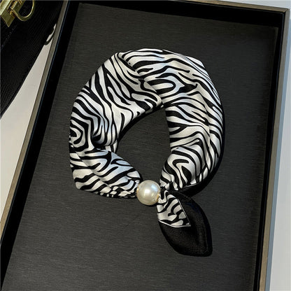 🧣 Halsband med magnetlås och mönstrad scarf: Elegant 2-i-1-scarf med tryck! ✨