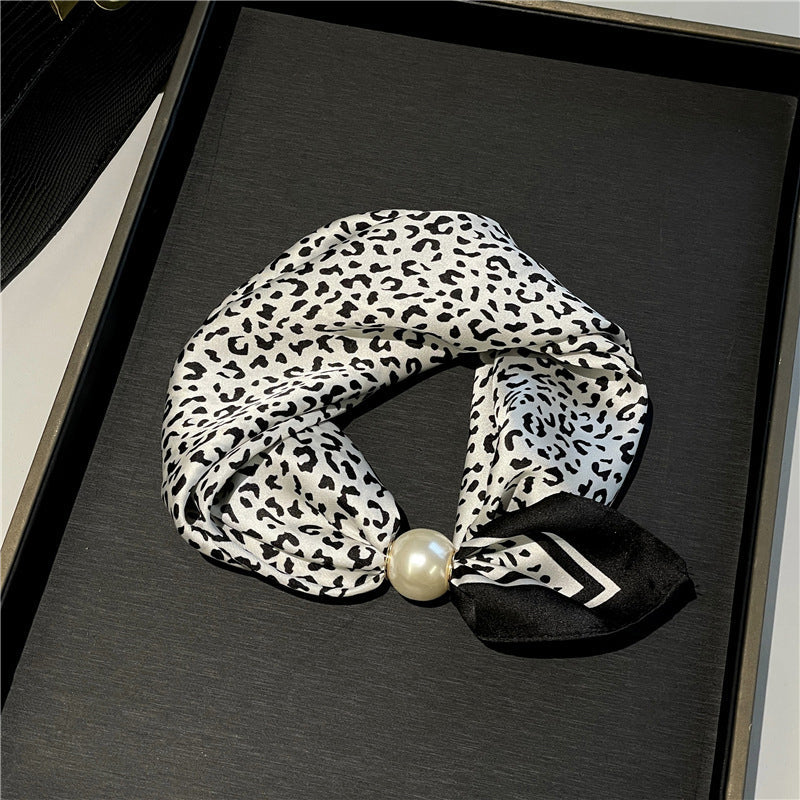 🧣 Halsband med magnetlås och mönstrad scarf: Elegant 2-i-1-scarf med tryck! ✨