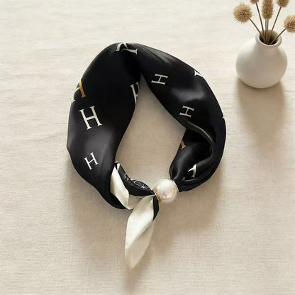 🧣 Halsband med magnetlås och mönstrad scarf: Elegant 2-i-1-scarf med tryck! ✨