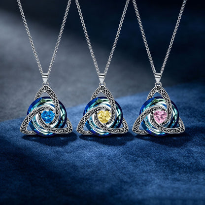 ✨ Födelsestenskycke med keltisk triquetra – en meningsfull symbol för kärlek och samhörighet ❤️