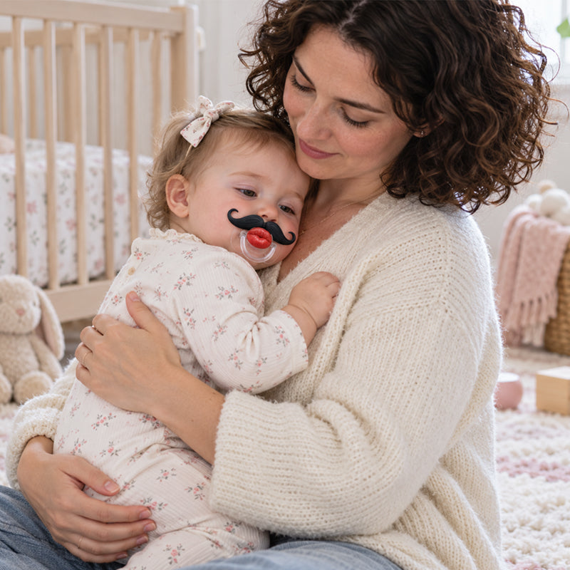 👶💋 Napp med röda läppar och mustasch