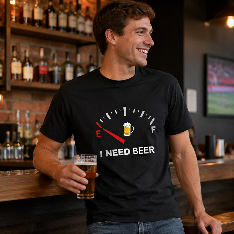 🍻 ”I Need Beer” – rolig T-shirt med bränslemätargrafik: Bekväm T-shirt med roligt tryck för ölälskare! ⛽✨