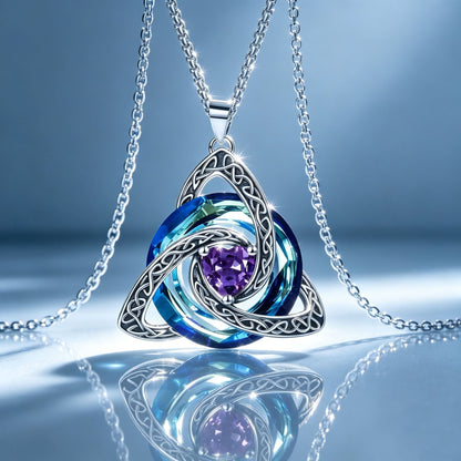 ✨ Födelsestenskycke med keltisk triquetra – en meningsfull symbol för kärlek och samhörighet ❤️